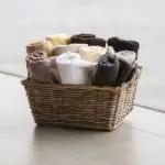 Un lot de serviettes de bain brodées