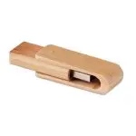 Une clé USB en bambou gravée